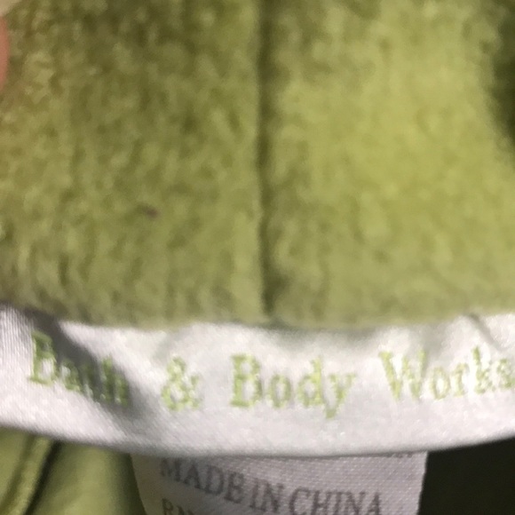 NWOT. BATH & BODY WORKS BEANIE & FRINGED SCARF SET - Picture 4 of 5